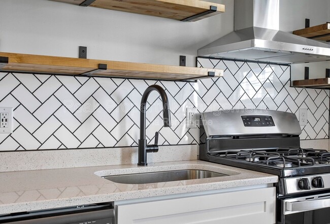 Building Photo - 108 Cox Ln