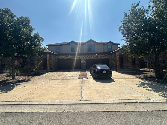 Building Photo - 160 Creekside Villa Dr