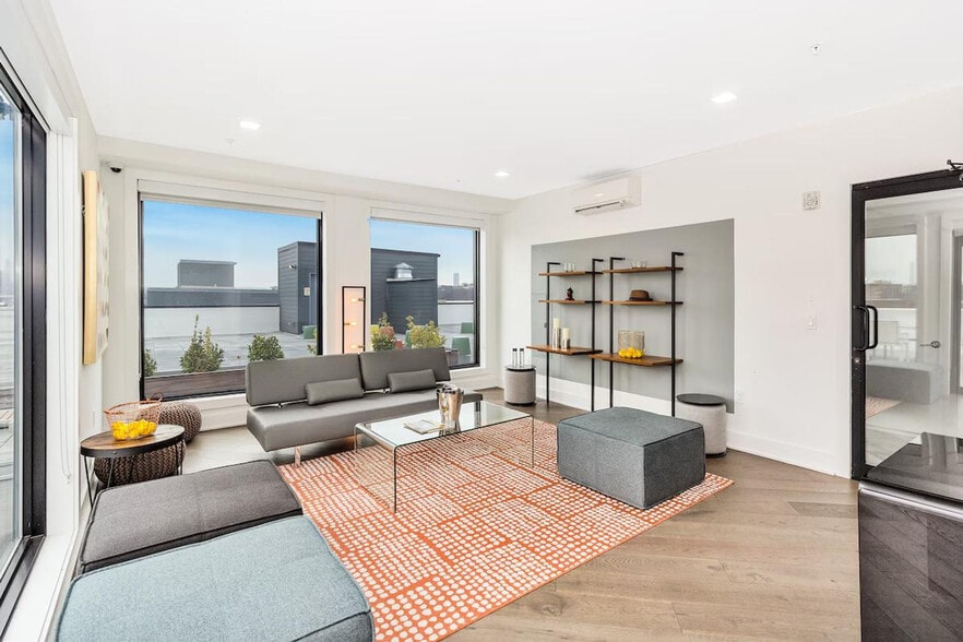 Primary Photo - 1414 Grand St