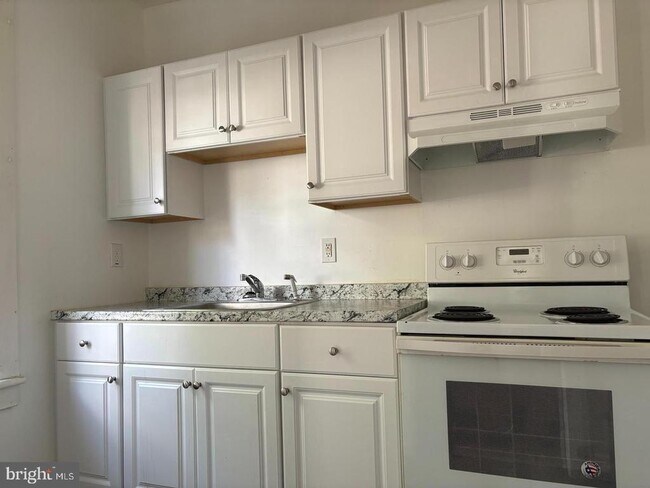 Building Photo - 17 Arbutus Ave