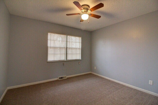 Building Photo - Charming 4 Bedroom Home!