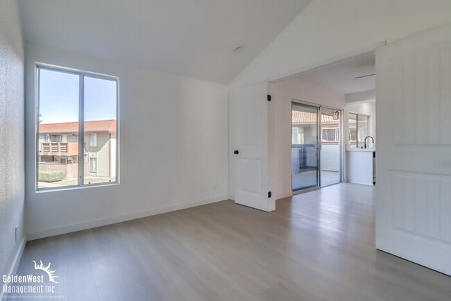 Building Photo - Newly Remodeled 2Bdm 1Ba Condo Located in Oceanside!