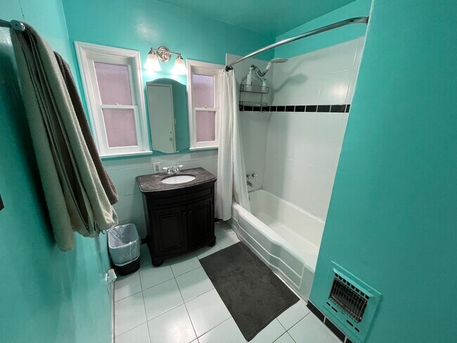 Building Photo - 1240 Greenacre Ave