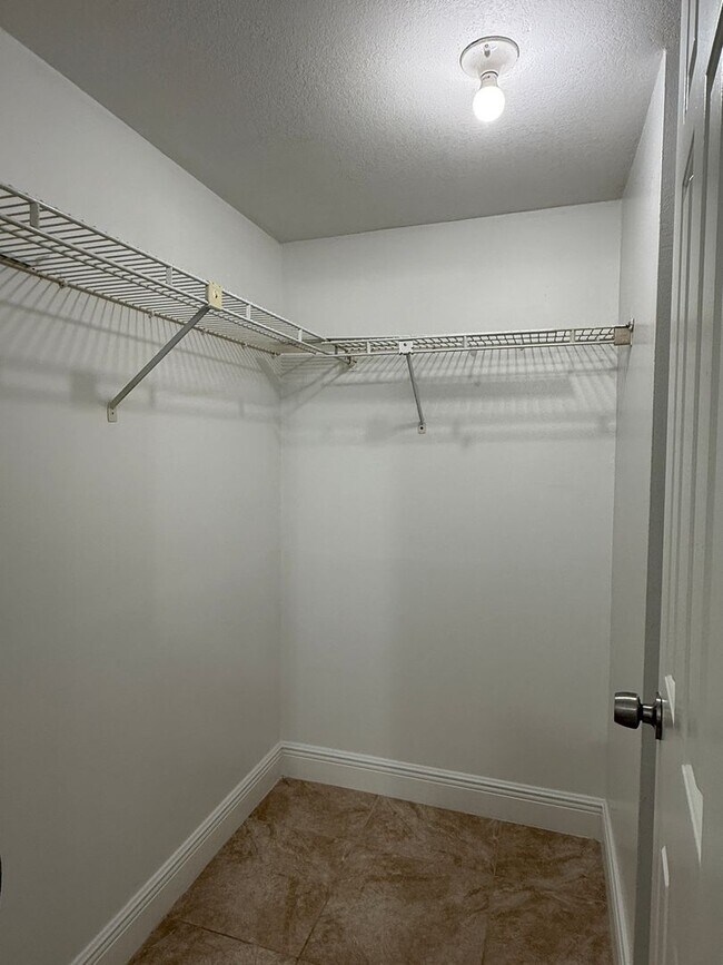 Building Photo - Soaring Ceilings, 2 bedrooms w/a loft