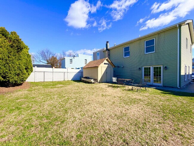 Building Photo - Move in ready, spacious, 4 bedroom, 3 bath single-family home available for rent in Hackensack, NJ.