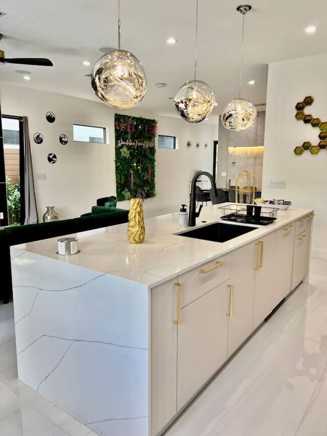 Building Photo - 547 NE 16th Ave