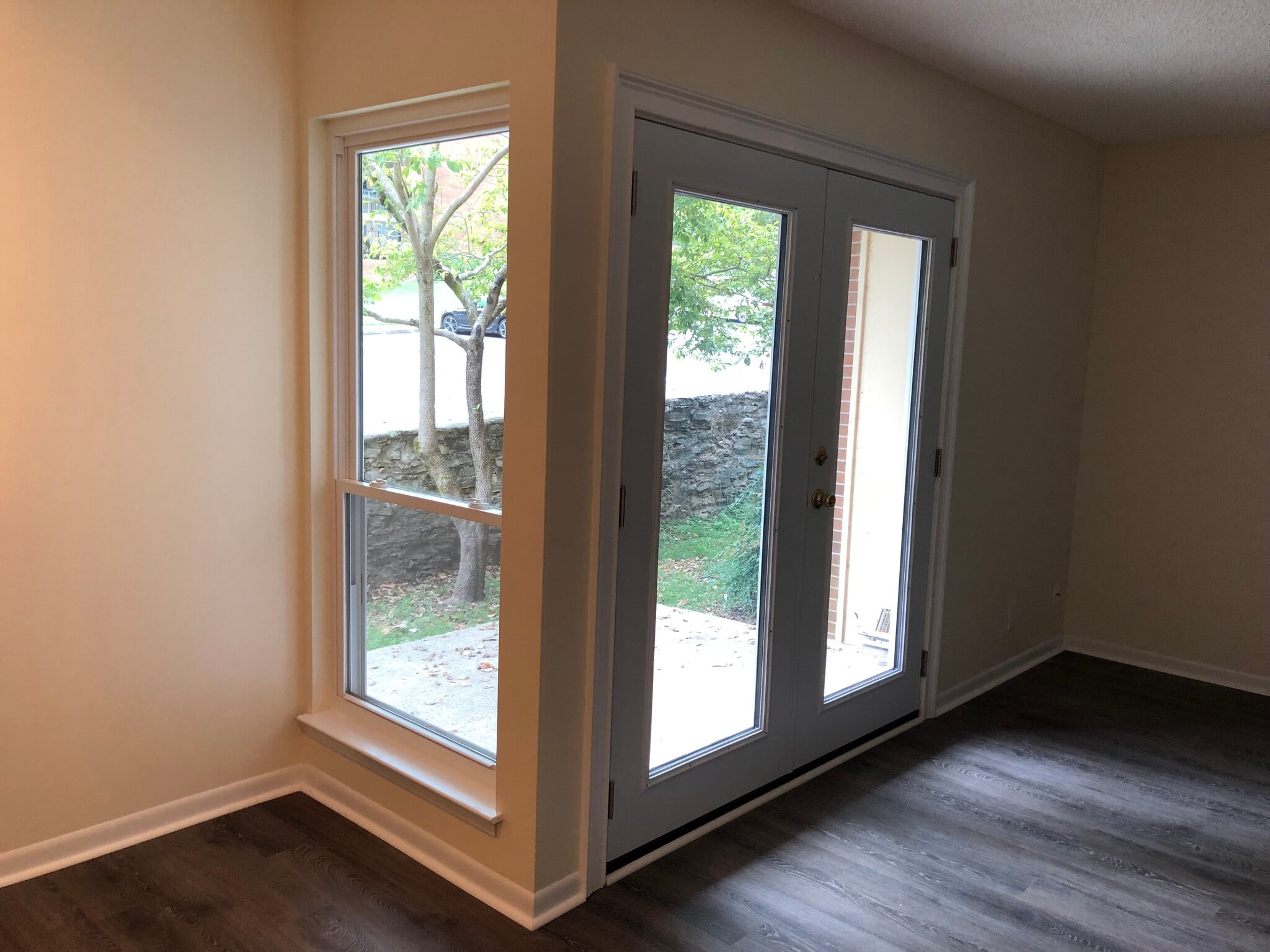 View of patio courtyard from the dining room - 515 Basswood Ave