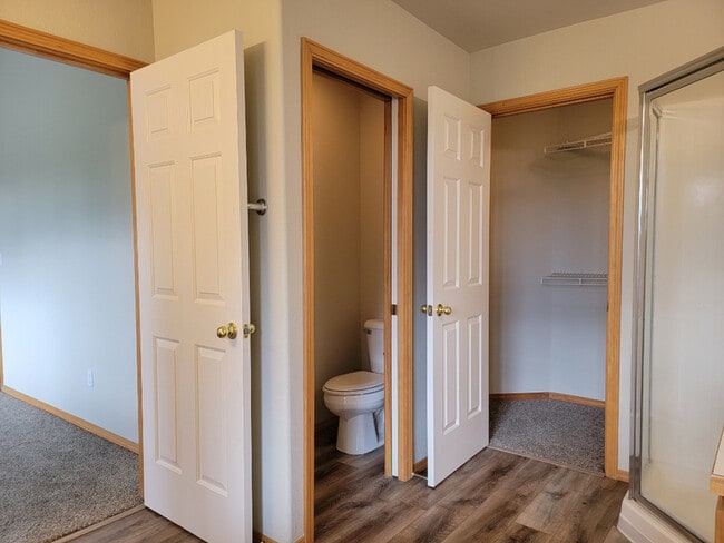 Building Photo - 1085 Golden Pheasant Dr