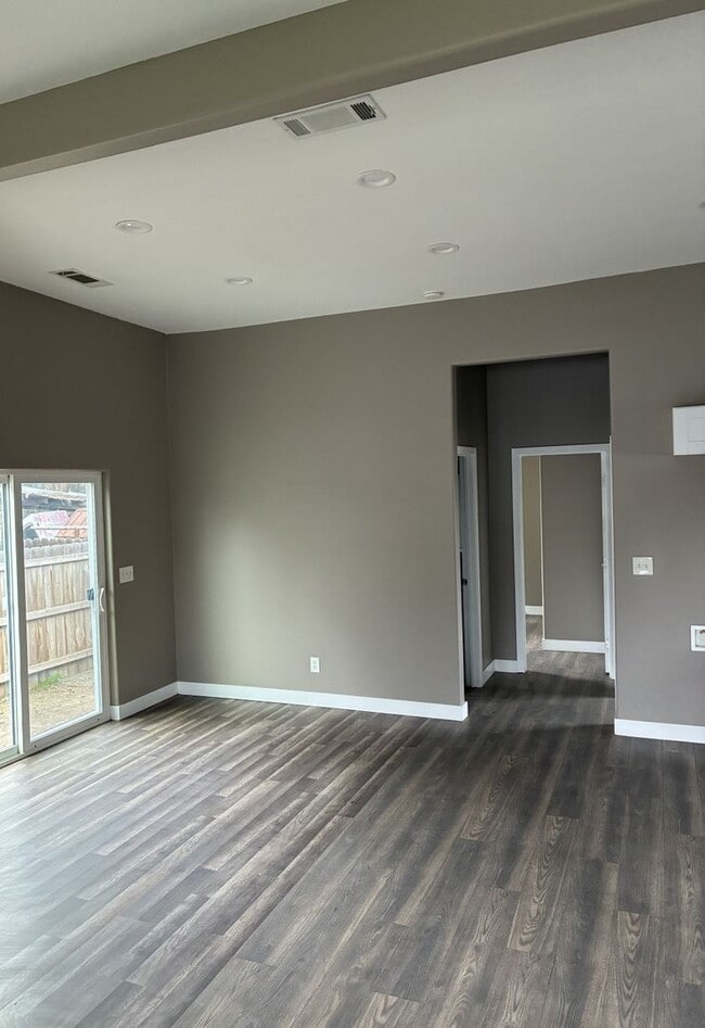 Building Photo - 2 Bedroom 2 Bath Home