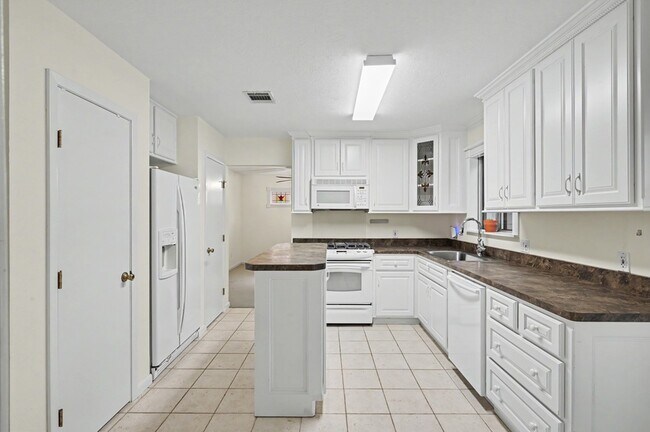 Building Photo - 122 Warbonnet Dr