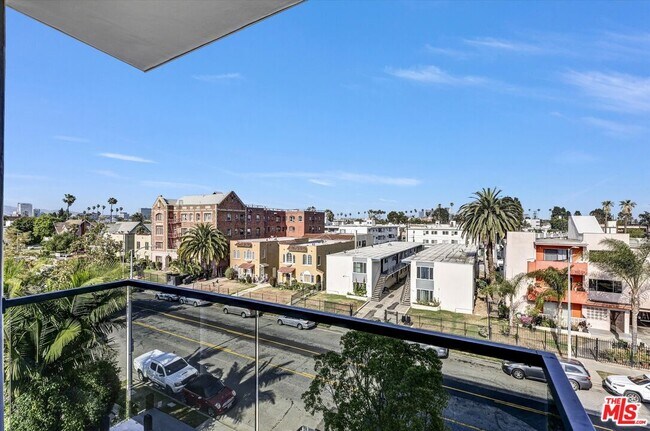 Building Photo - 1537 S Wilton Pl