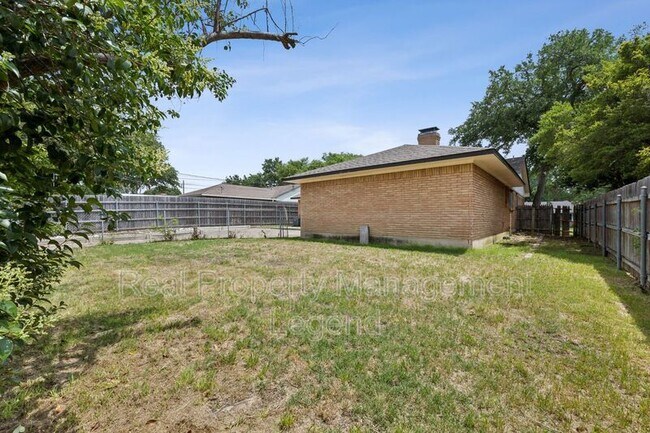 Building Photo - 9007 Sweetwater Dr
