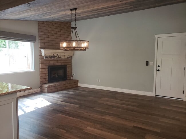 Building Photo - Beautifully Updated Single Level