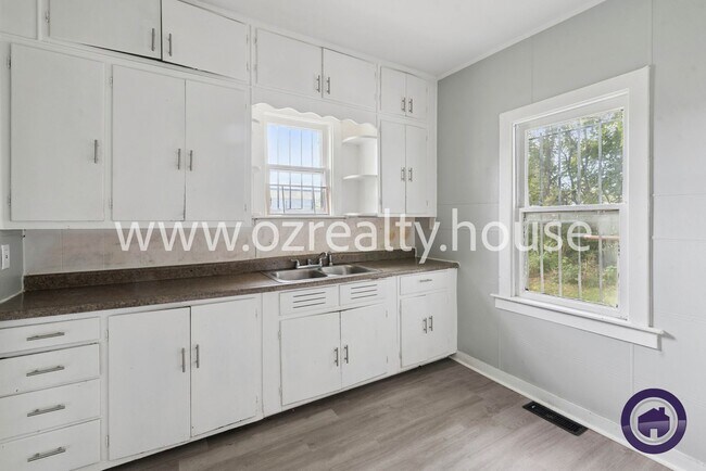 Building Photo - Cozy Two-Bedroom Home with Fresh Updates a...