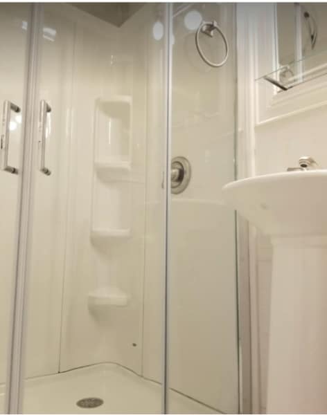 Standing Shower - 6404 Tiffany Ct