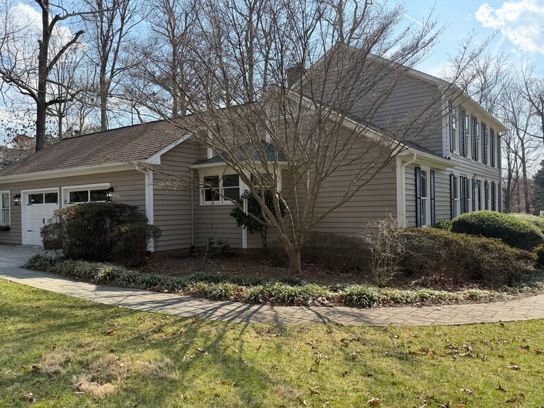 Building Photo - 3901 Buncombe Dr