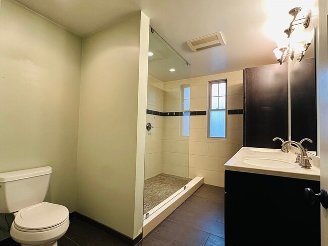 Building Photo - 16 Church St