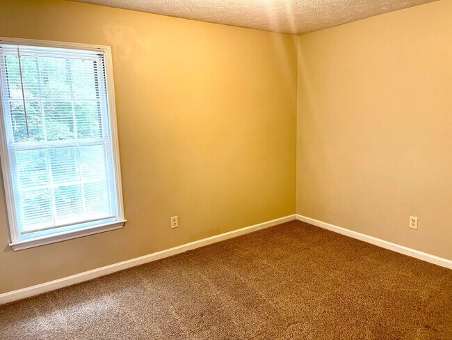 Building Photo - Delightful Upstairs 3 Bedroom / 2 Bathroom...