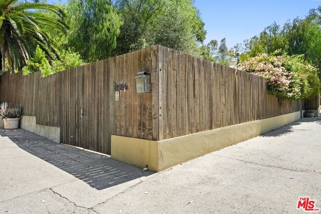 Building Photo - 21344 Colina Dr