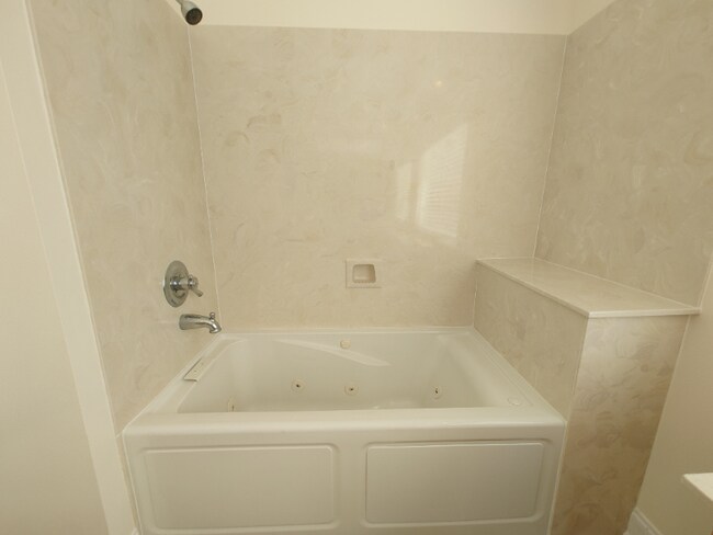 Building Photo - 118 Lakeview Dr