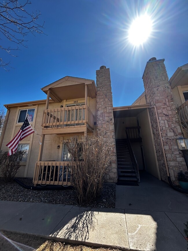 Building Photo - 810 Tenderfoot Hill Rd