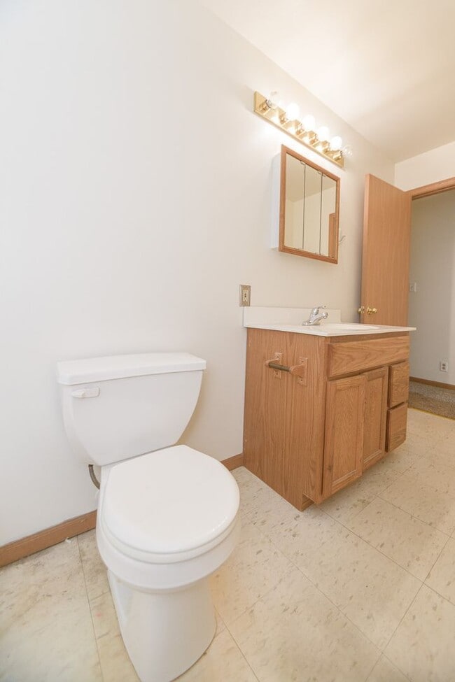 Building Photo - 2 bed 1.5 bath Townhouse in Chesterton