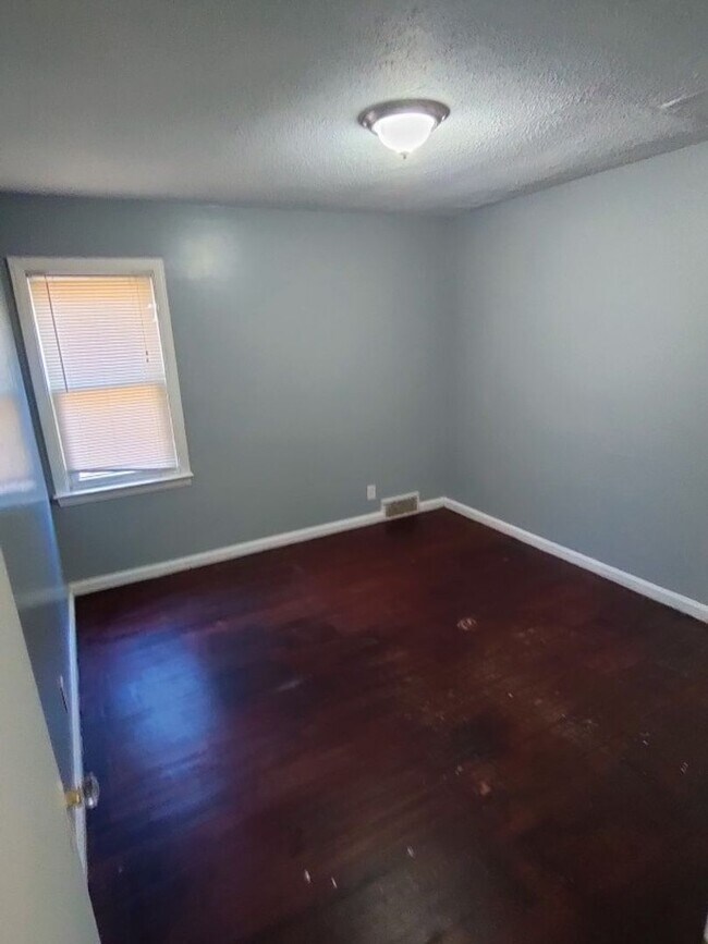 Building Photo - 3 bedroom 1 bath bungalow now available! -...
