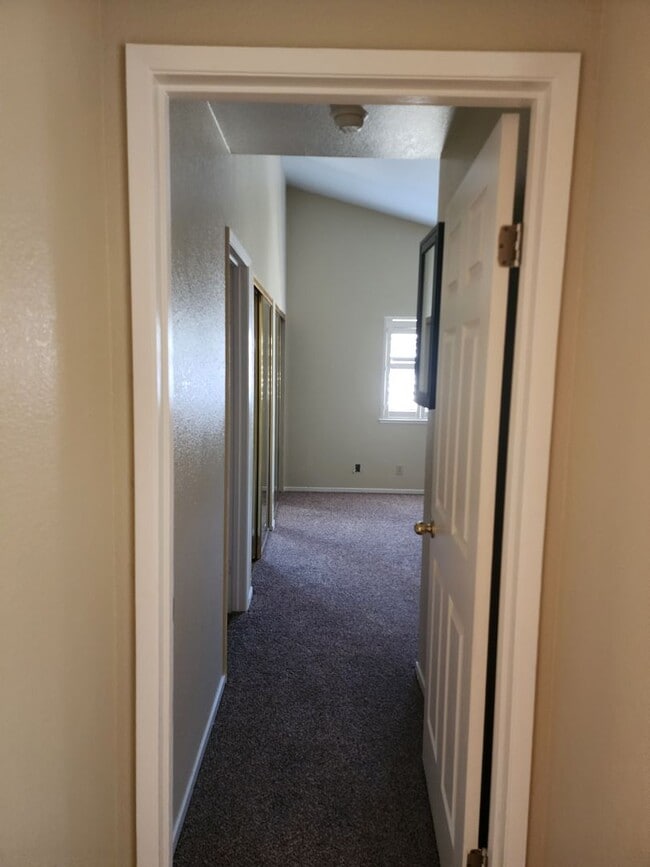 Building Photo - 3 Bedroom 2 Bath in HOA Community with Com...