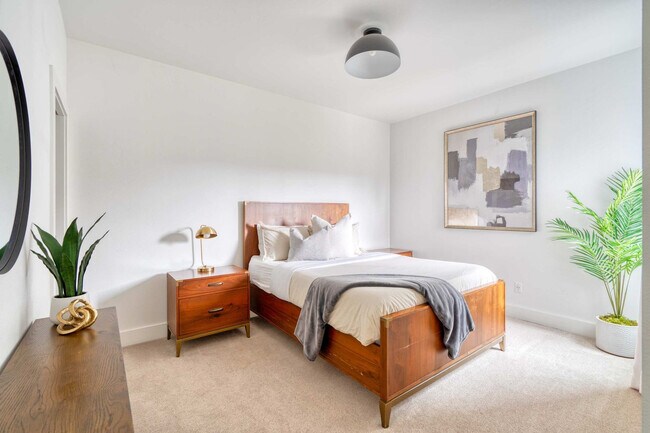 Building Photo - 4980 N Vancouver Ave