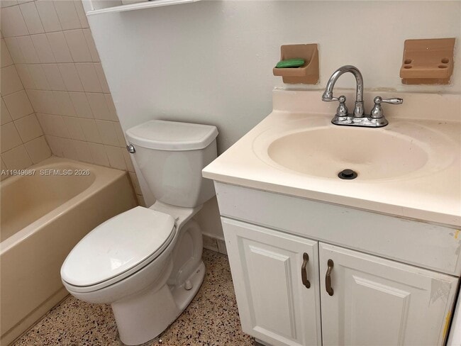 Building Photo - 928 SW 30th Ave