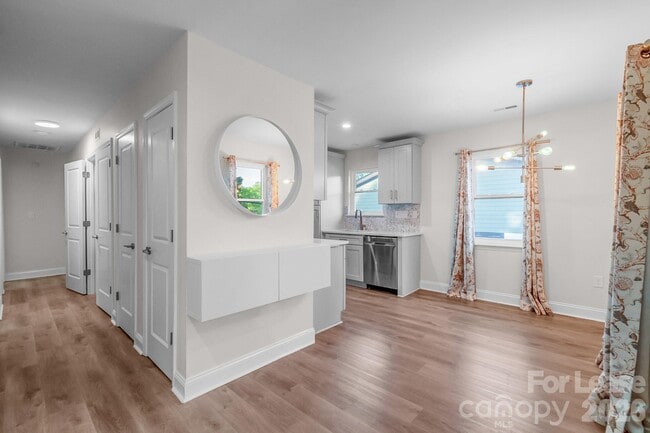 Building Photo - 812 E 18th St