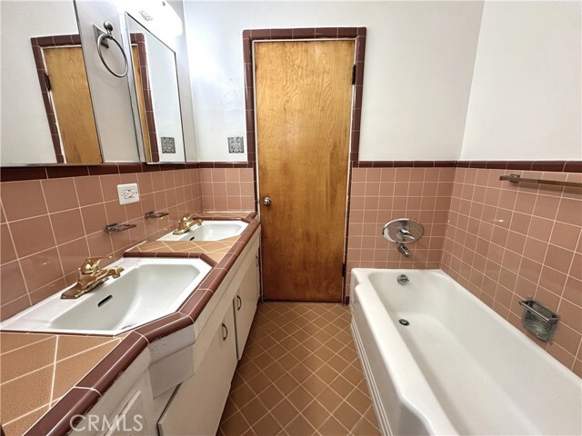 Building Photo - 700 E Carson St