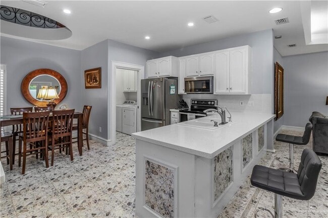 Building Photo - 22 Easy St