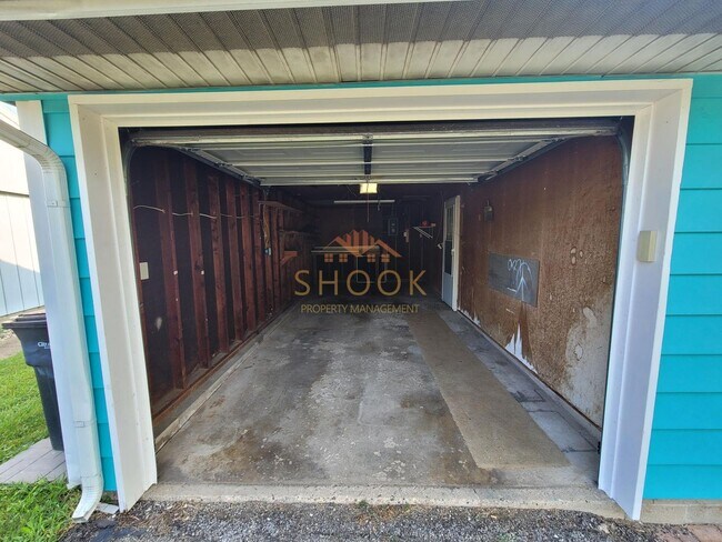 Building Photo - METICULOUSLY MAINTAINED COZY HOME