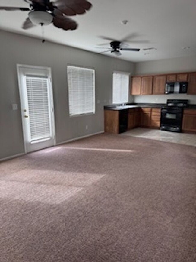 Building Photo - 3Bed/2.5Bath/2Car Residence located in North Las Vegas gated community!