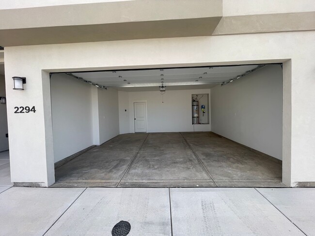 Building Photo - Beautiful Townhome! Washer and dryer included.