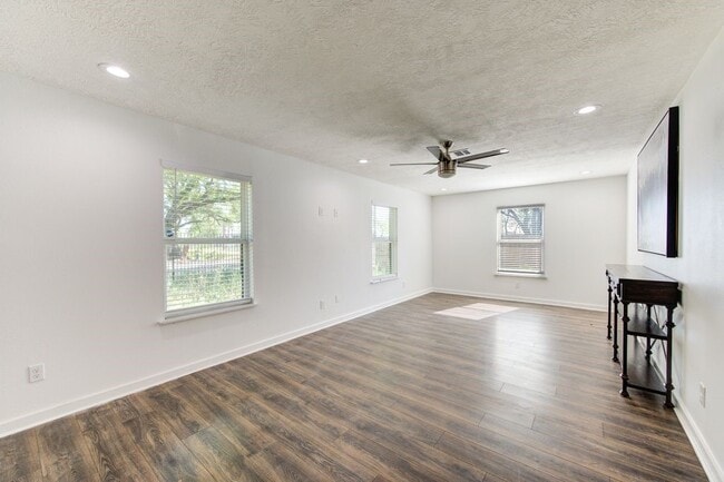 Building Photo - 5906 Hilary St