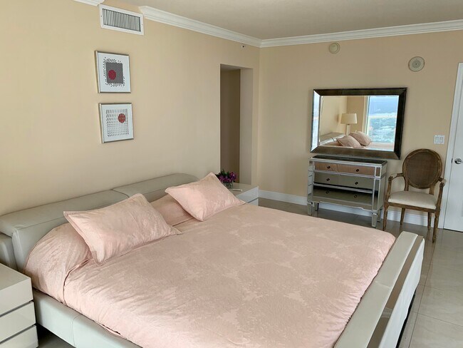 Building Photo - 16699 Collins Ave