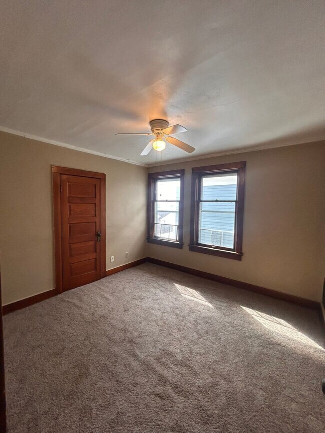 Building Photo - 926 Rivermet Ave