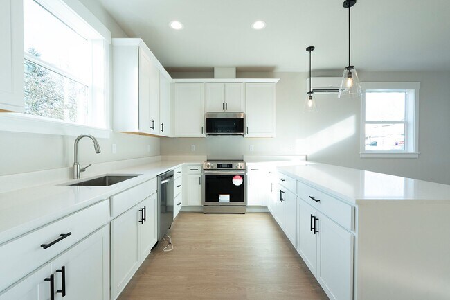 Building Photo - 2 Weeks Free W Approved Application by 08/...