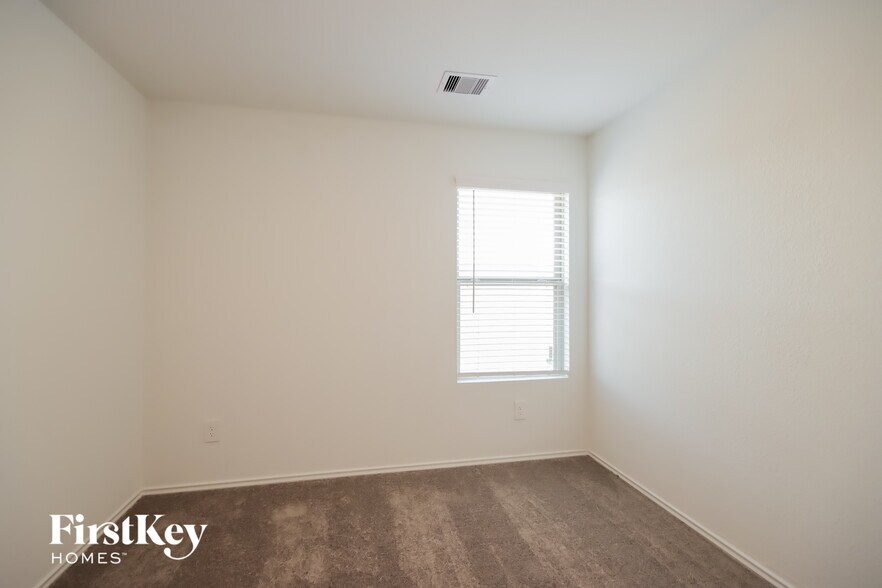 Building Photo - 1302 Vincente Ct