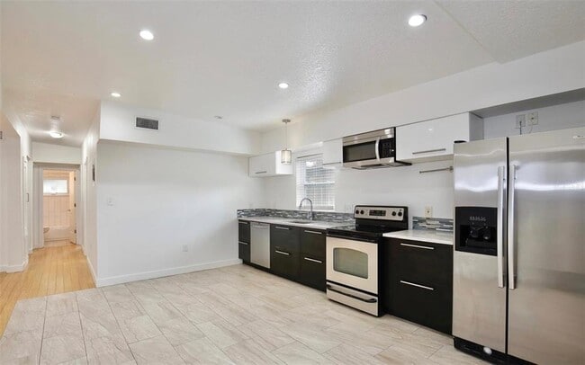 Building Photo - 2307 S Mills Ave