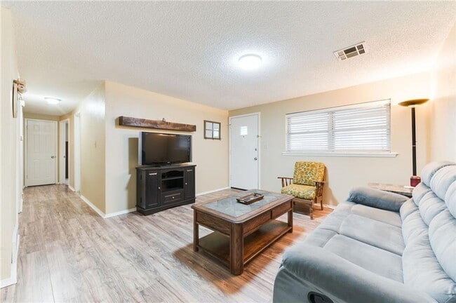 Building Photo - 3 Bed 1 Bath 1 Car in Bethany, OK PC Schools