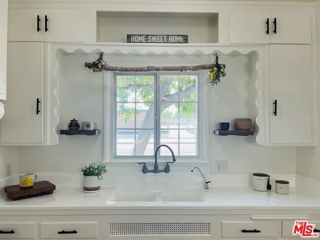 Building Photo - 7236 Encino Ave