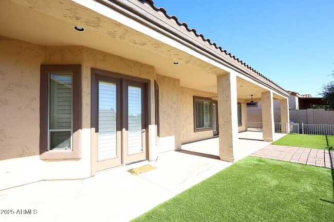 Building Photo - 2007 E Topeka Dr