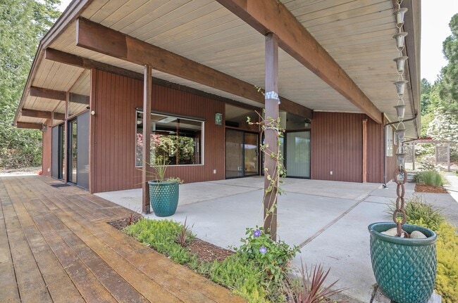 Building Photo - 3-Bed Waterfront Home in Vaughn