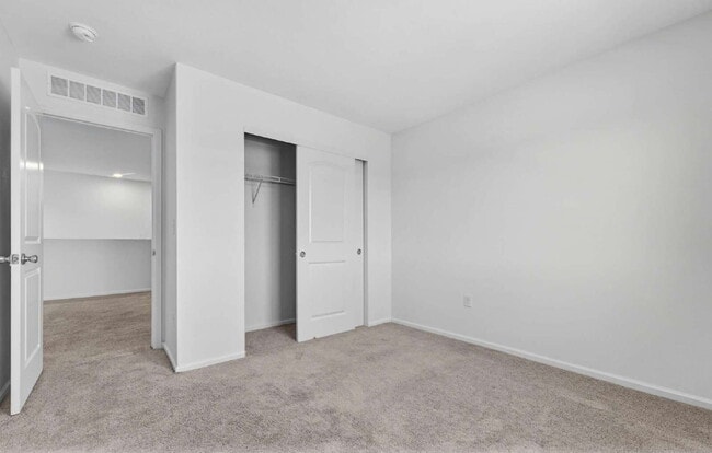 Building Photo - Beautiful 3 bed, 3 bath townhome in the lovely Painted Prairie Community!