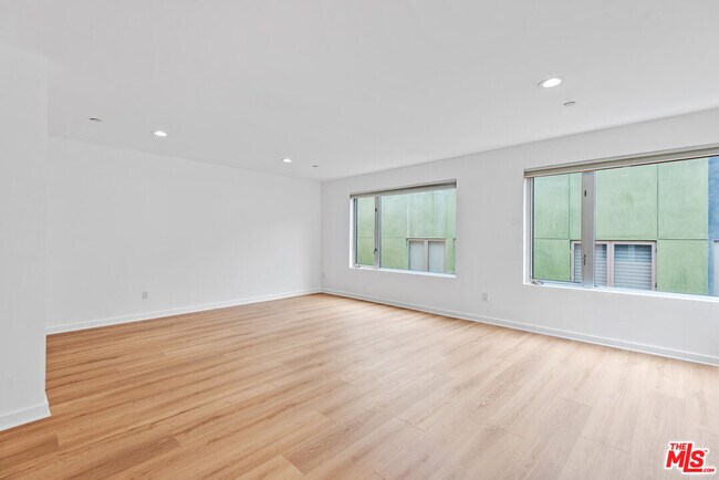 Building Photo - 900 N W Knoll Dr
