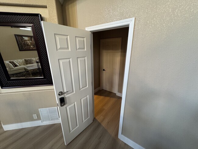 Building Photo - 10 Rhine Cir