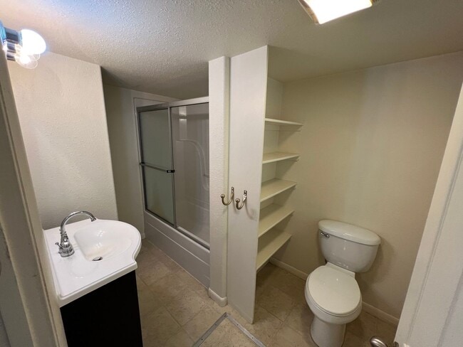 Building Photo - 102 E Park Ave